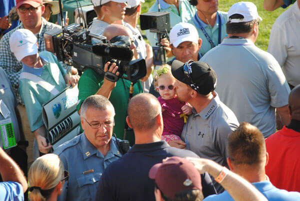 Hunter-Mahan-with-Daughter-Zoey-at-2014-Barclays
