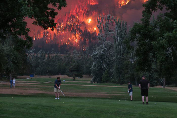 Oregon-Golfers-Play-through-Forest-Fires