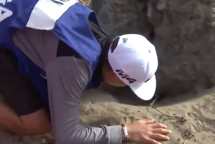 Courageous-Caddie-Retrieves-Ball-from-Animal-Hole-to-Avoid-Penalty